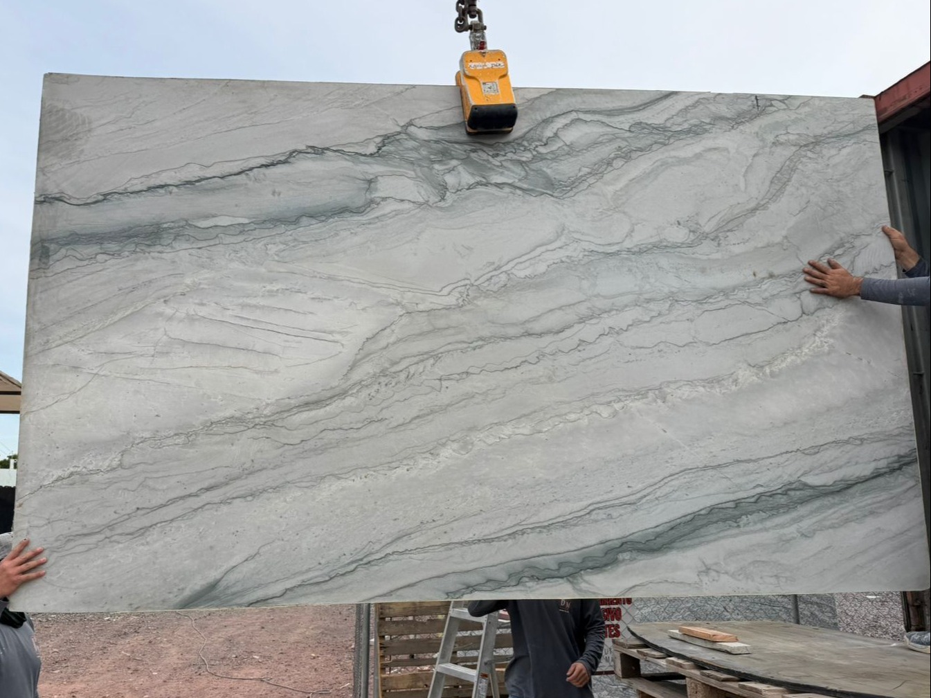 Infinity white 3.20 x 1.90 acabado leather. Image